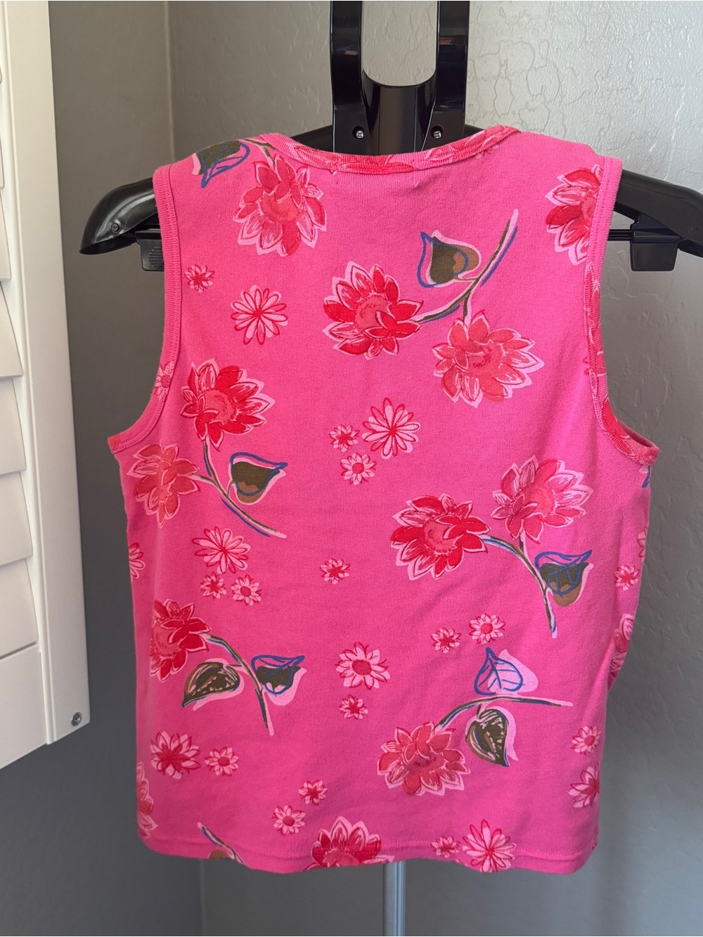 fresh produce Bright Pink Floral V-Neck Tank Size Med - Picture 2 of 10